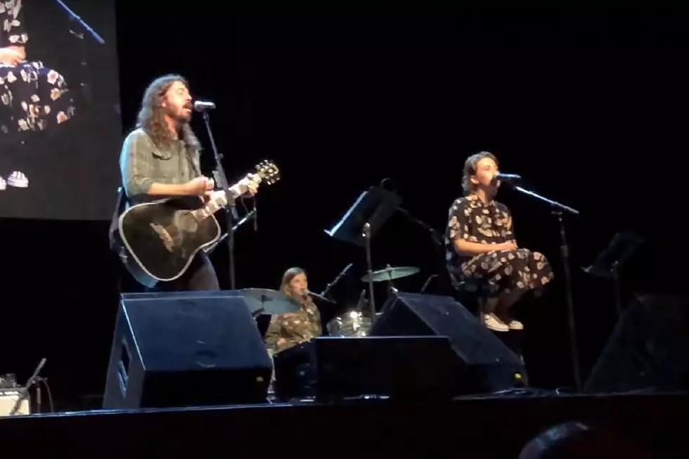 Watch Dave Grohl Cover Adele With His Daughter at Benefit Show