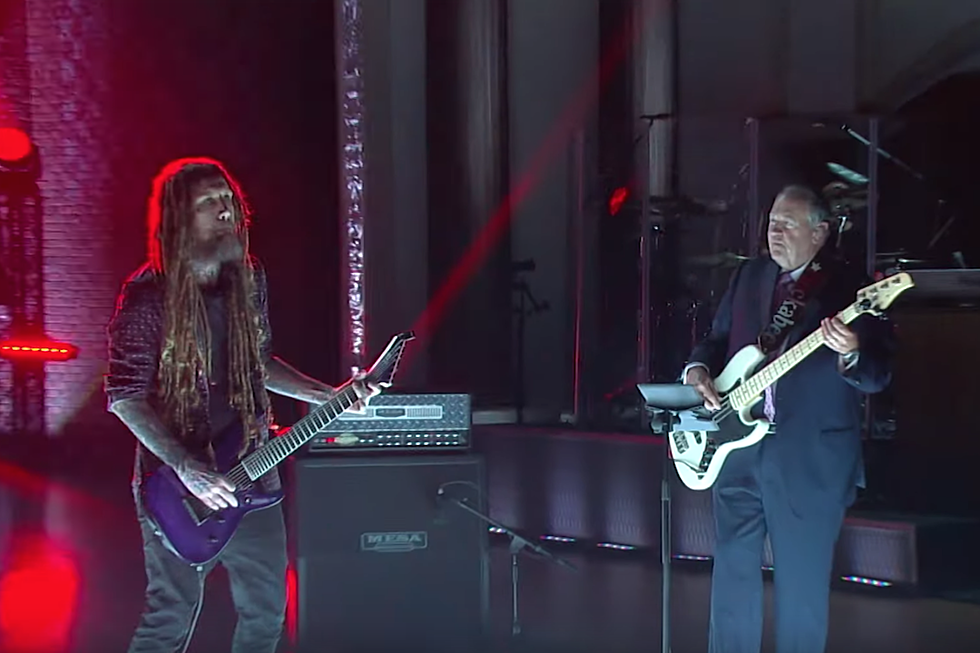 Korn&#8217;s Head Plays &#8216;Blind&#8217; With Ex-Gov. Mike Huckabee