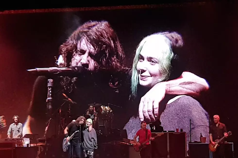 Dave Grohl&#8217;s Daughter Violet Sings &#8216;My Hero&#8217; Onstage With Foo Fighters