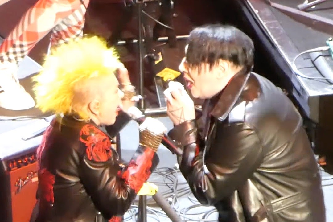 Marilyn Manson Performs The Beautiful People With Cyndi Lauper