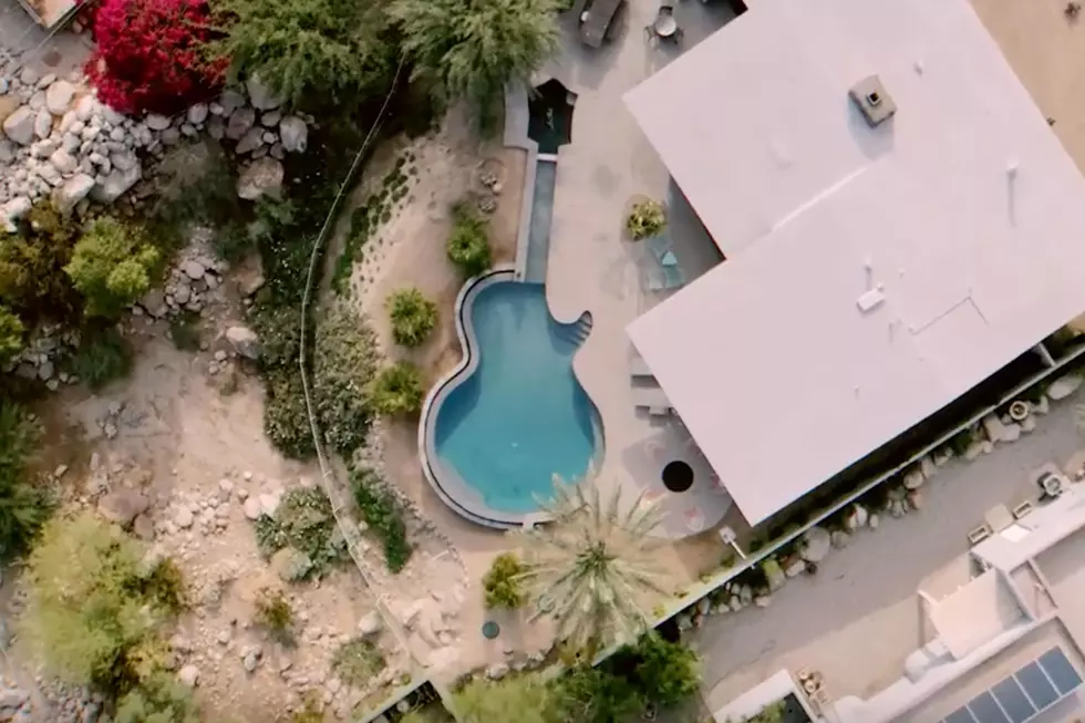 Paul McCartney Guitarist Has a Guitar-Shaped 'Les Pool'