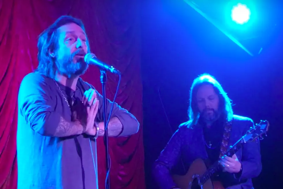 The Black Crowes&#8217; Chris Robinson Asks Noisy Crowd to &#8216;Shut the F&#8211;k Up&#8217;