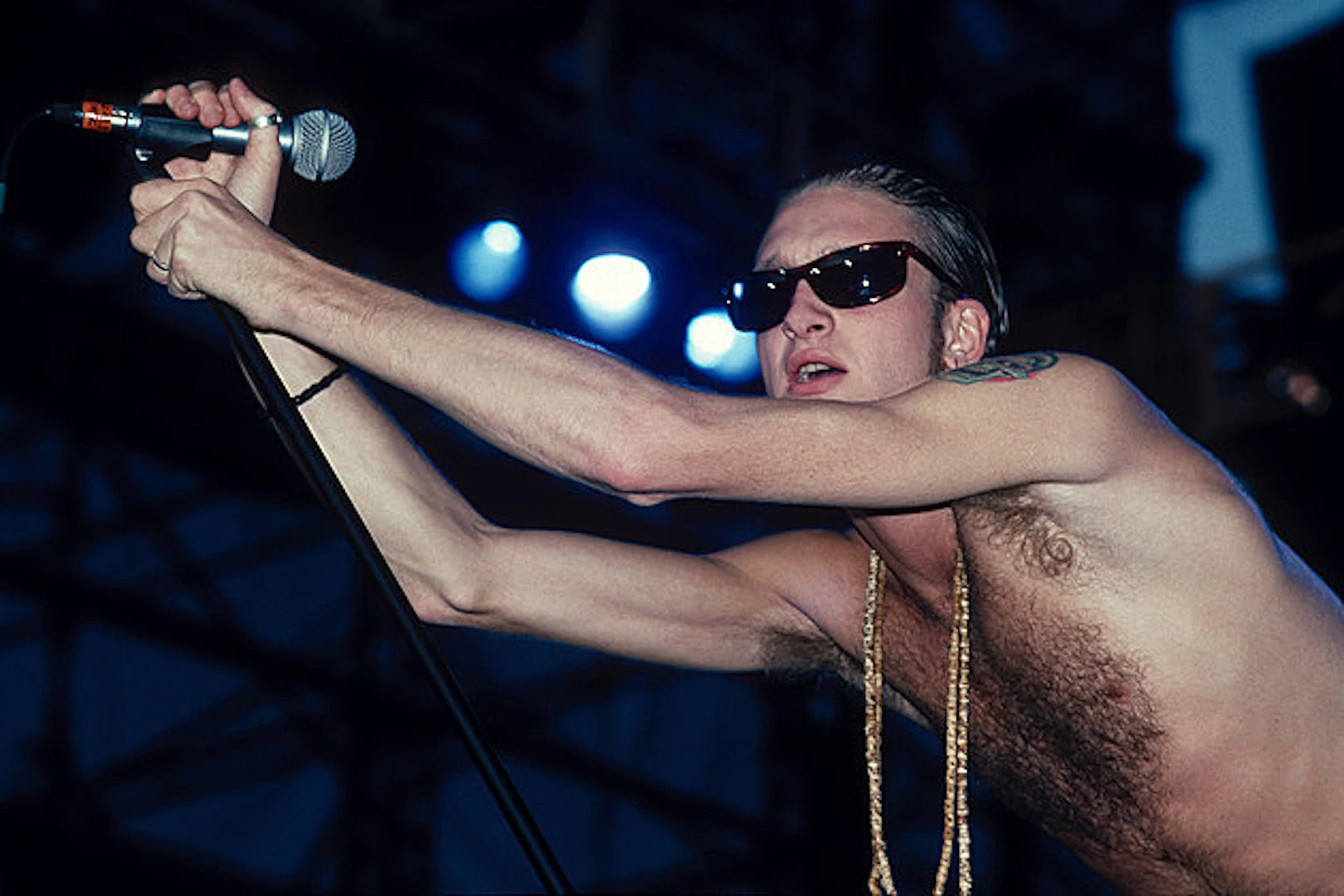 Layne Staley - that face. That smile. Those sunglasses. That talent. |  Cantores, Alice in chains, Música rock