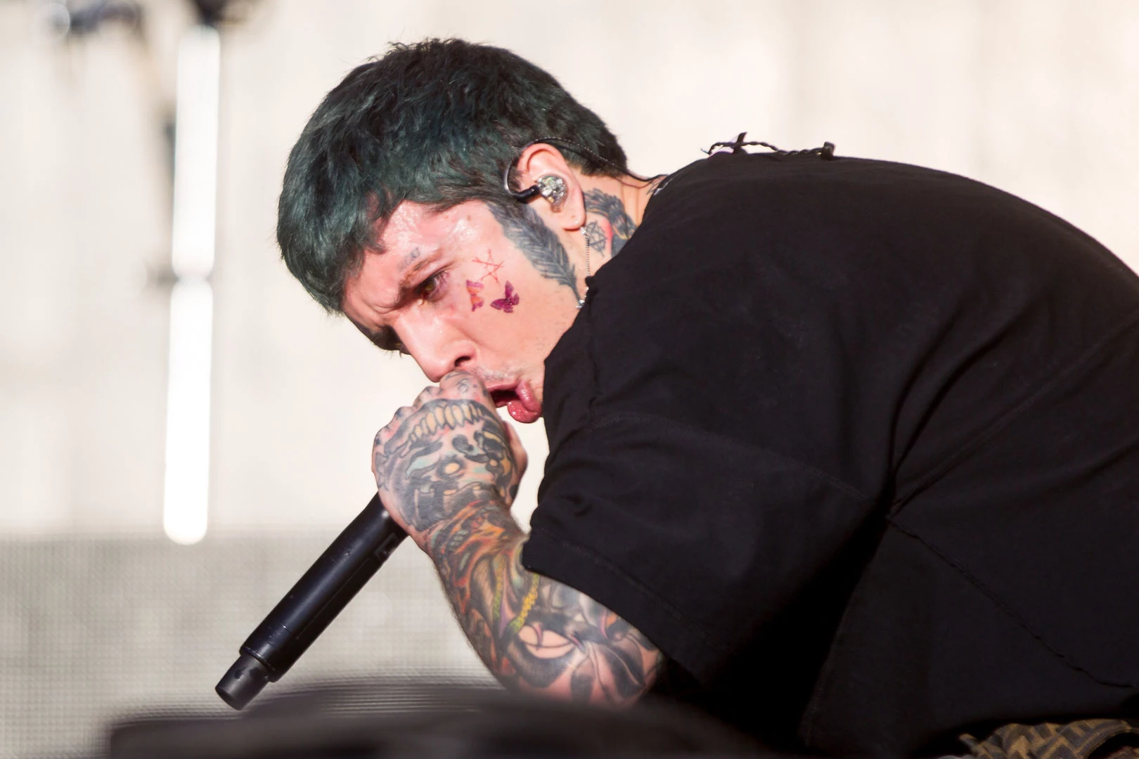 Oli Sykes Says Bring Me The Horizon's New Song 'DiE4u' Tackles Battle With  Addiction