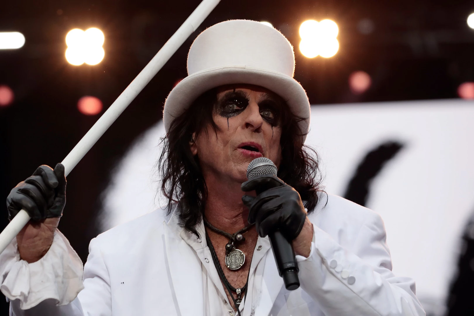 Twitter Loves This Photo of Alice Cooper Serving Food to Children