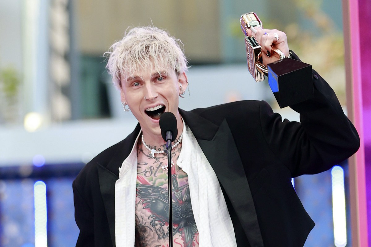 Machine Gun Kelly Wins Top Rock Artist at Billboard Music Awards