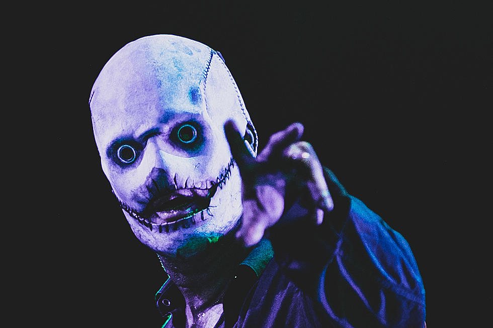 Slipknot&#8217;s Corey Taylor Presented With &#8216;Smiling Skull Mask&#8217; Cake for His Birthday