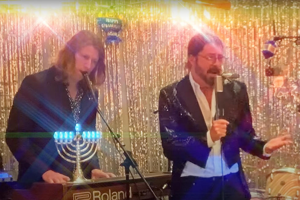 Dave Grohl + Greg Kurstin Take Us to Barry Manilow&#8217;s &#8216;Copacabana&#8217; for 2021 &#8216;Hanukkah Sessions&#8217;