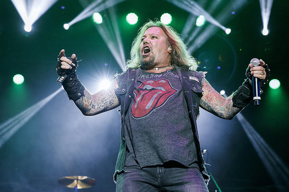Vince Neil Plays First Show After Breaking His Ribs