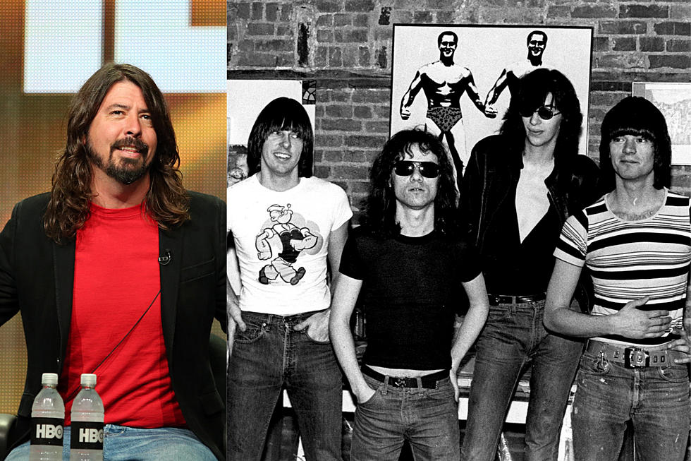 Dave Grohl Covers Ramones&#8217; &#8216;Blitzkrieg Bop&#8217; in 2021 &#8216;Hanukkah Session&#8217;