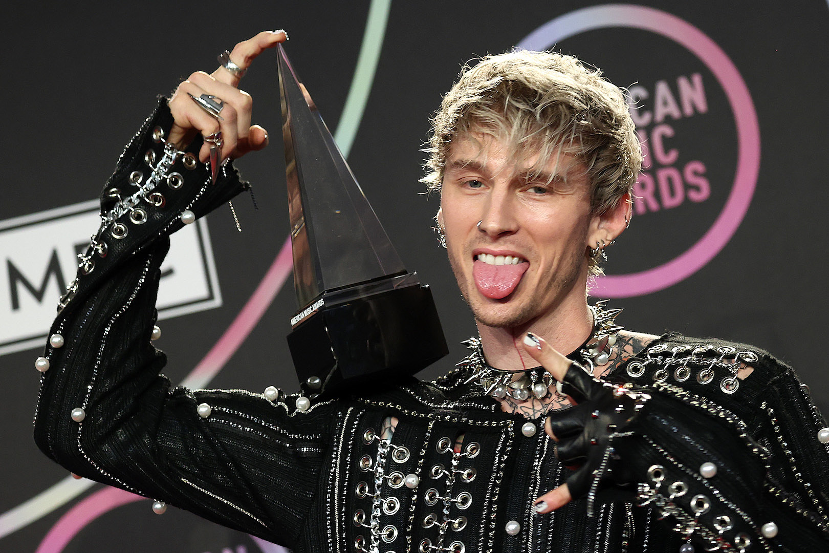 MGK Wins ‘Fav Rock Artist’ at AMAs, Says Age of Rock Star ‘Alive’