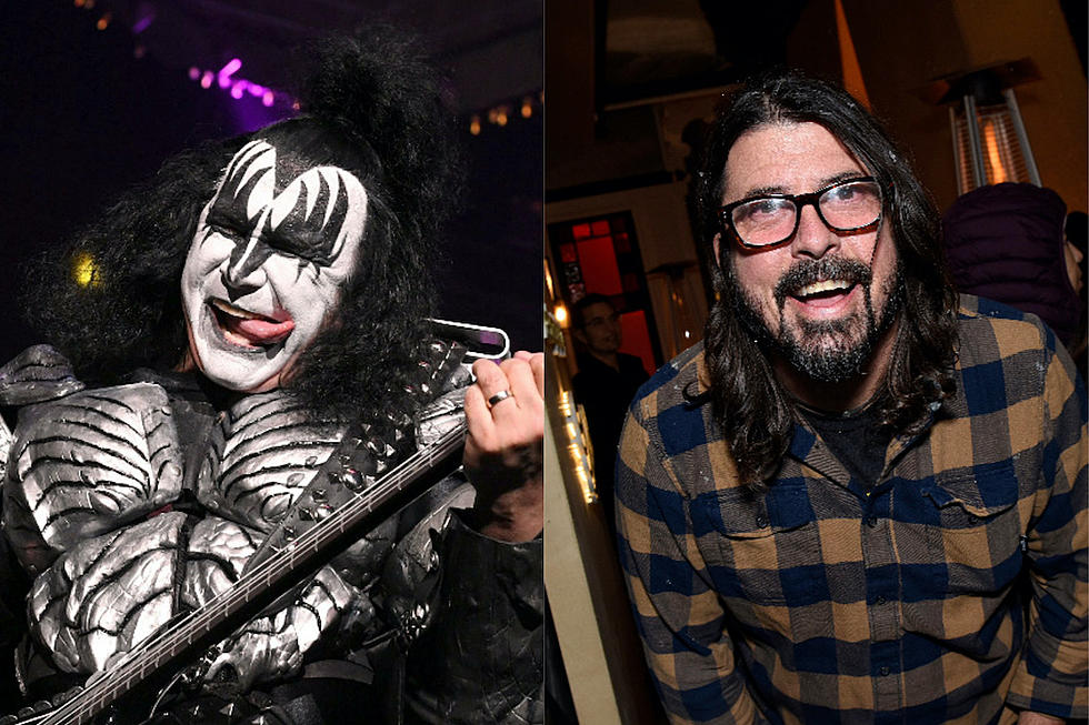 Watch KISS&#8217; Gene Simmons Join Foo Fighters Onstage, Give Dave Grohl a Tip