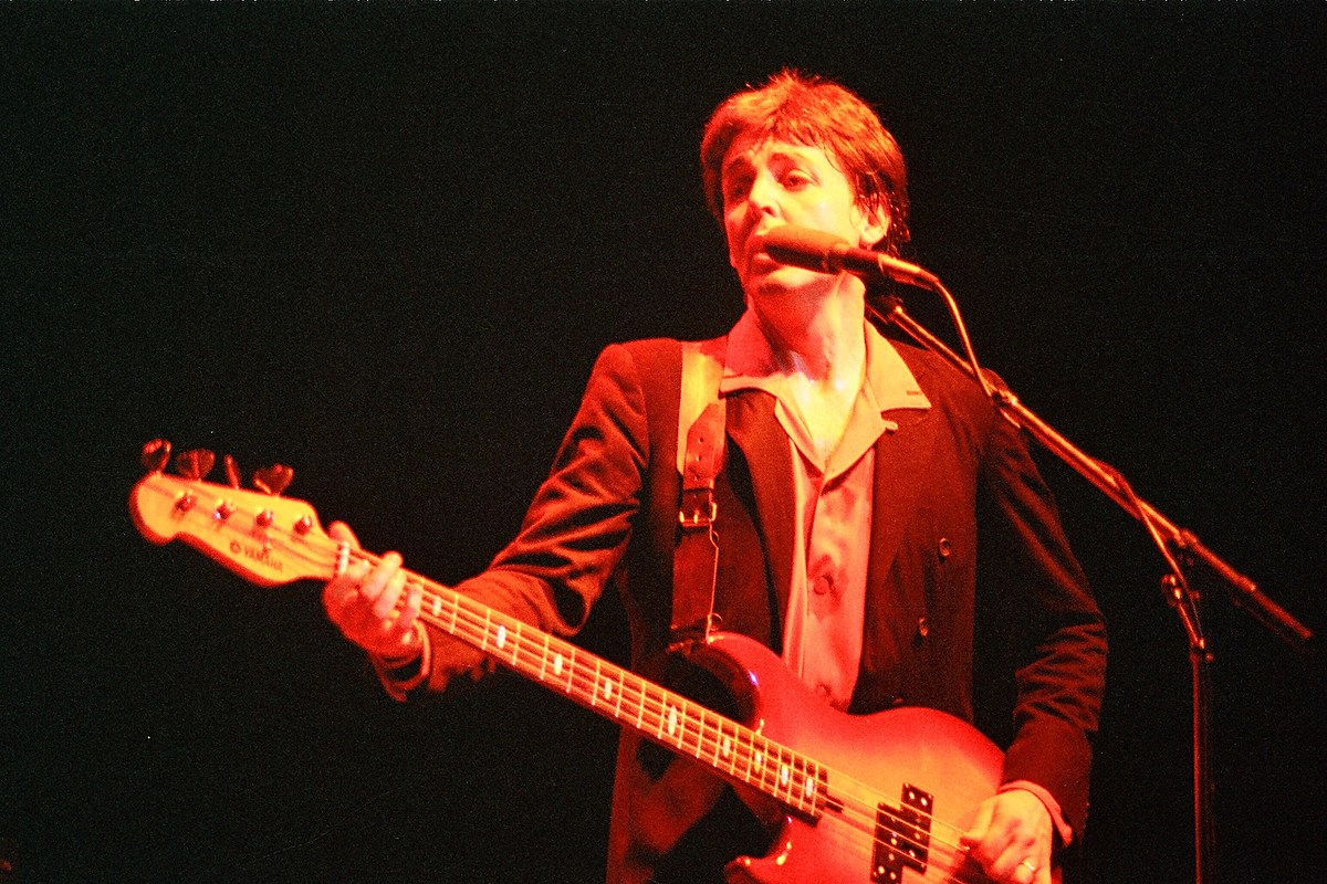 Paul bass. Yamaha BB-1200 пола Маккартни. Бас гитара пола Маккартни. Пол Маккартни с бас гитарой. Paul MCCARTNEY 1969 Bass.