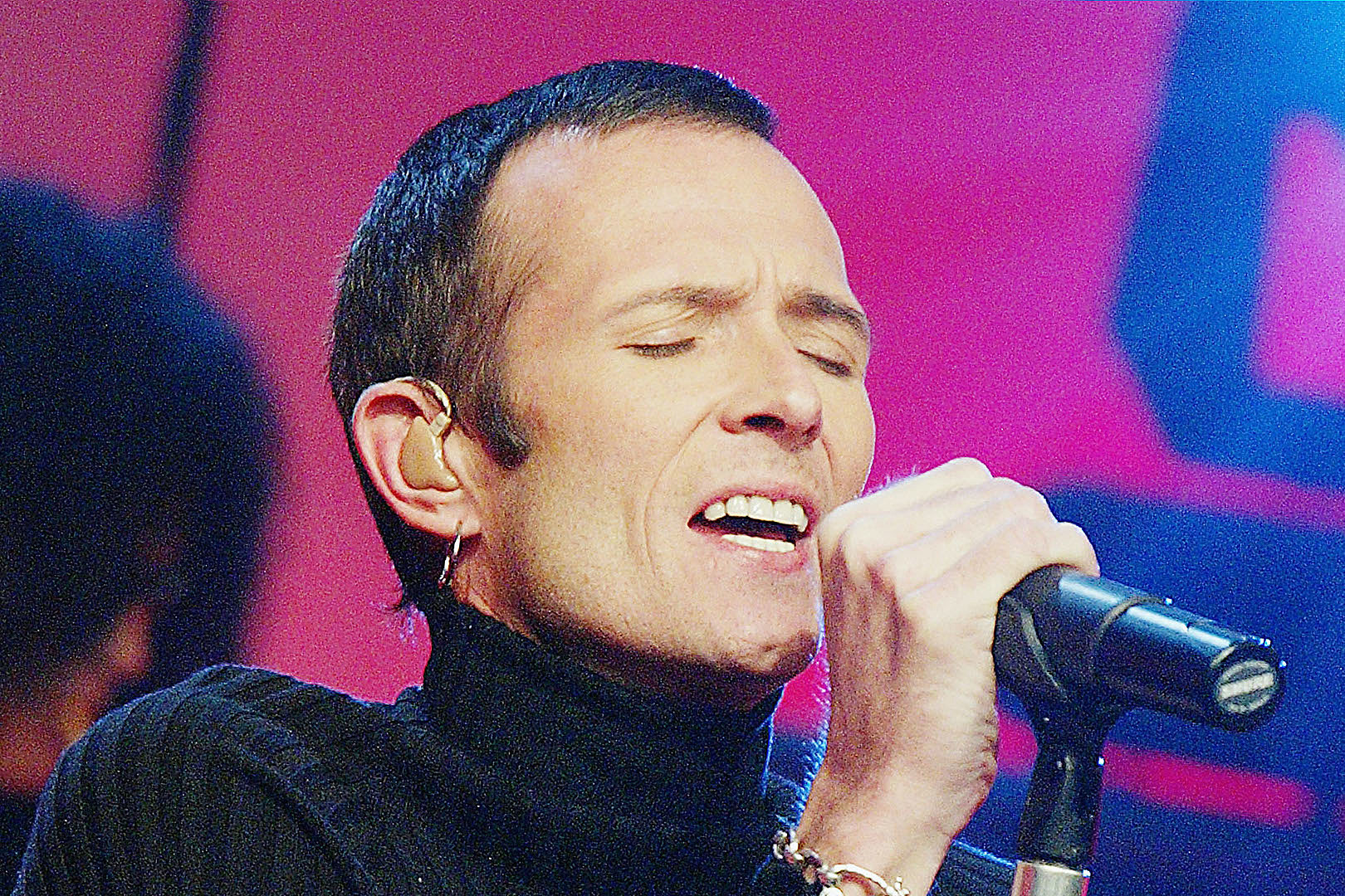 Watch Scott Weiland Sing ‘Have Yourself a Merry Little Christmas’