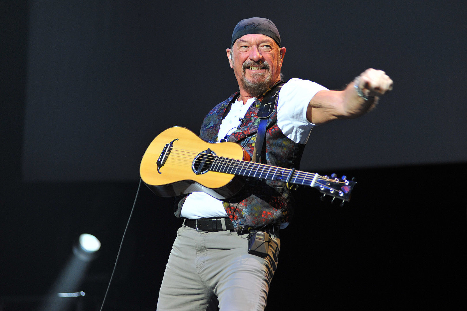 Ian Anderson - Artists Who Use Roadies to Tune Guitars Are Wimps