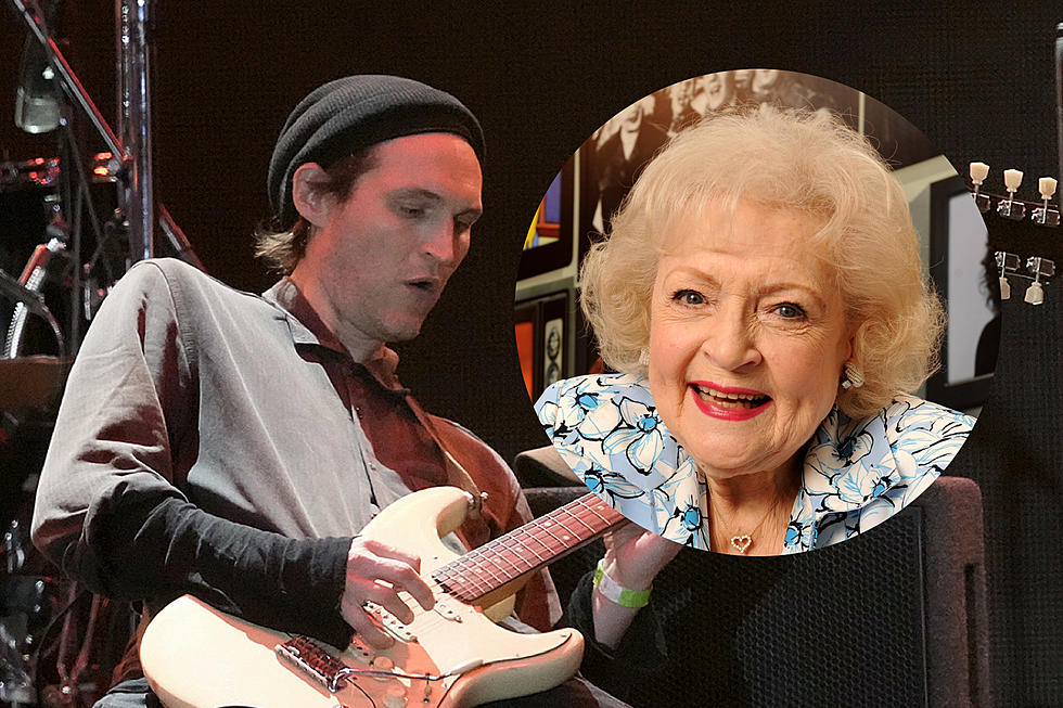 Josh Klinghoffer Plays Golden Girls Theme in Honor of Betty White