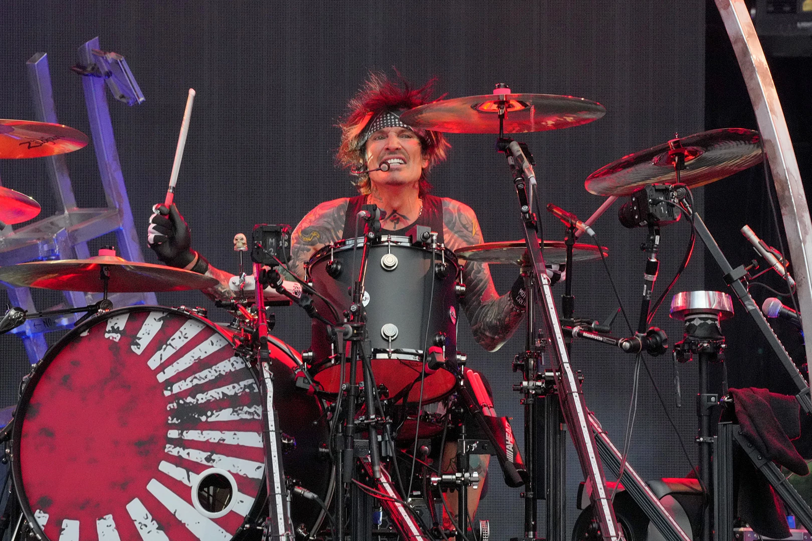 Tommy Lee's Wife Reveals How Drummer Broke His Ribs