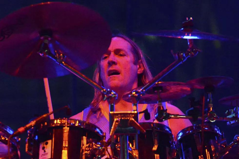 Danny Carey&#8217;s Drum Tech Is a God, Replaces Snare Mid-Tool Song – Watch