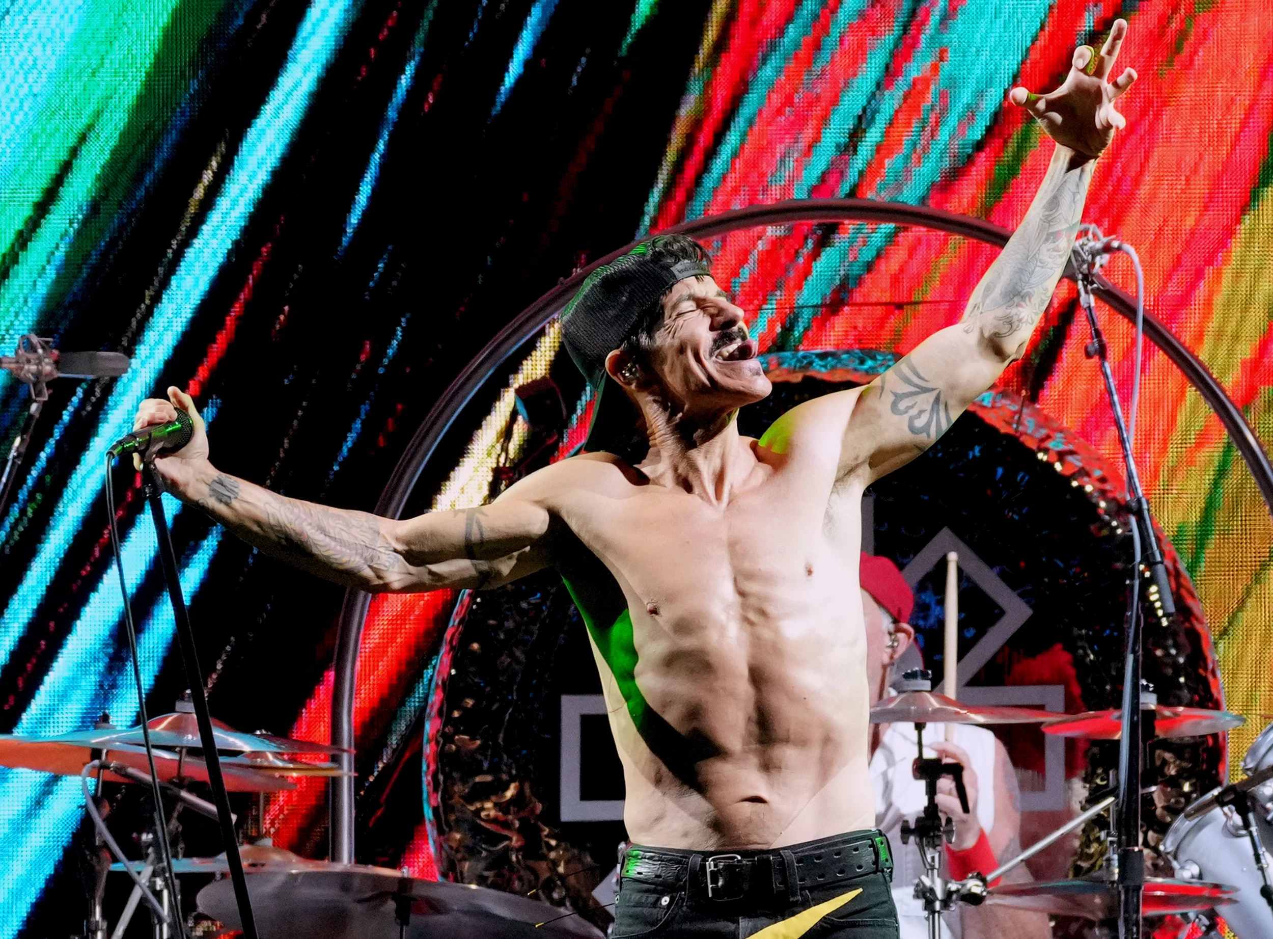 Watch Red Hot Chili Peppers Perform at 2022 MTV VMAs