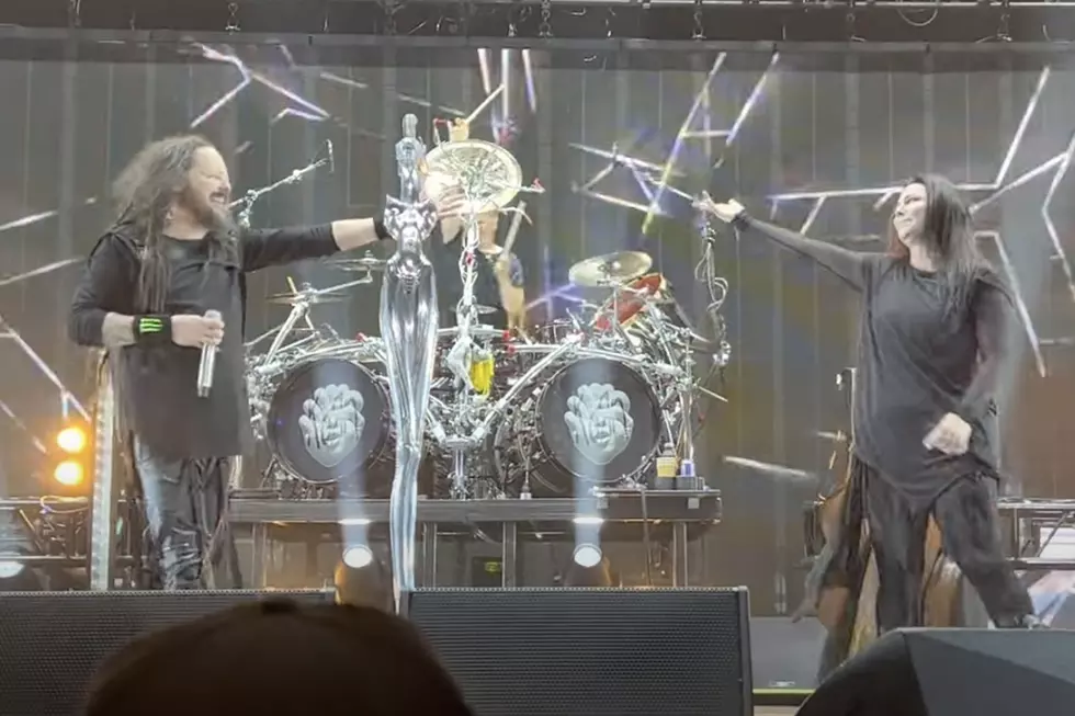 Evanescence&#8217;s Amy Lee Joins Korn Onstage to Sing &#8216;Freak on a Leash&#8217; at Tour Kickoff