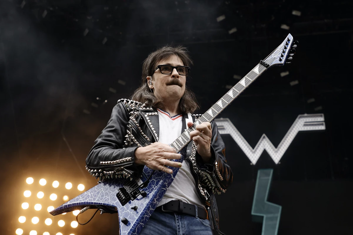 Fan Honors Weezer With Roadside Billboard, Band Responds With Its