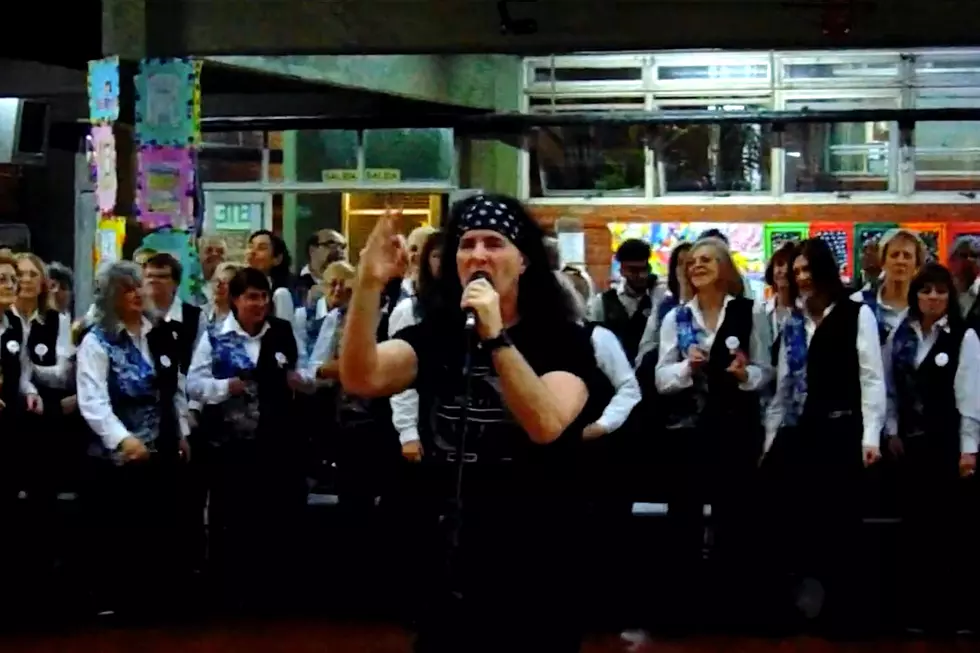Original AC/DC Singer Dave Evans Performs &#8216;Highway to Hell&#8217; With Massive Choir