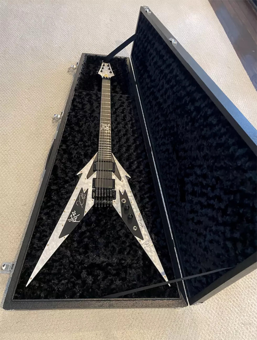 metalllica flying m guitar in road case