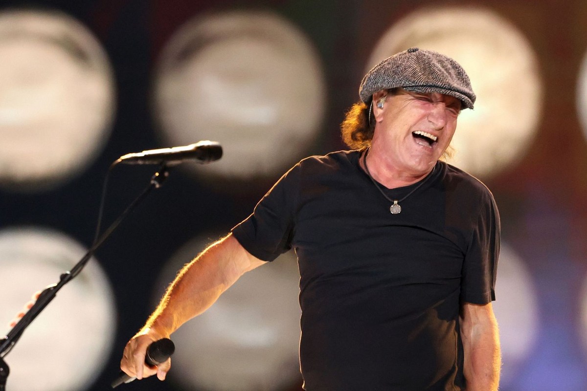 AC/DC's Brian Johnson Does Surprise Gig Singing 2 AC/DC Classics