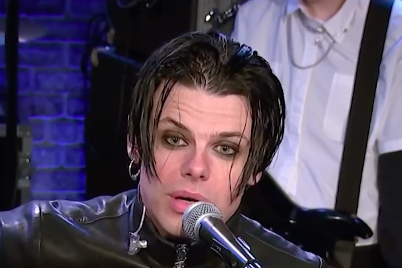 Yungblud Refutes Howard Stern's Claim That 'Rock Is Dead'