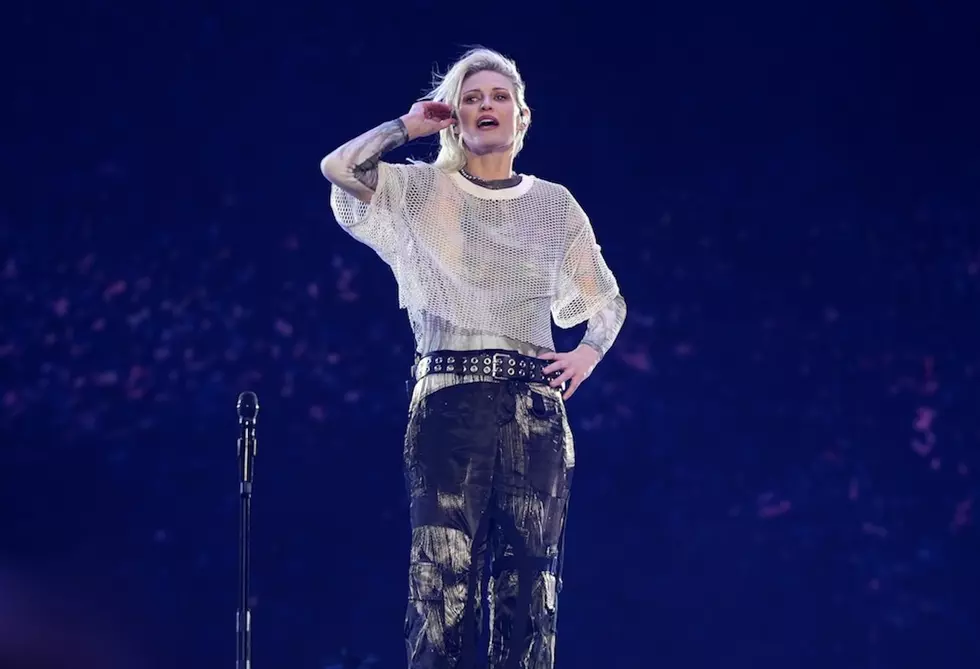 emily armstrong of linkin park pauses between songs