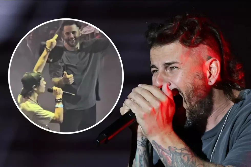 Avenged Sevenfold Fan Goes Viral After Singing With Band at Show