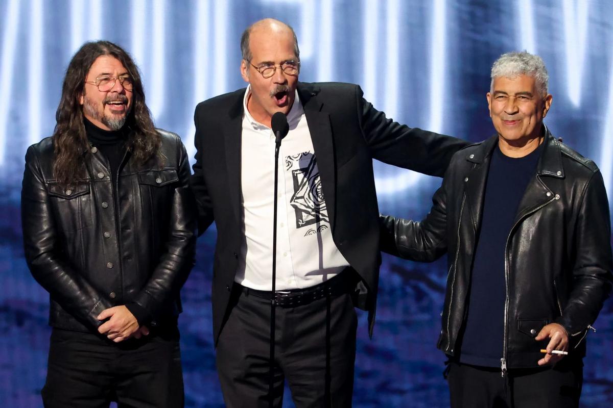 Nirvana Members Accepted the MTV VMAs Video Vanguard Nirvana Members Accepted the MTV VMAs Video Vanguard