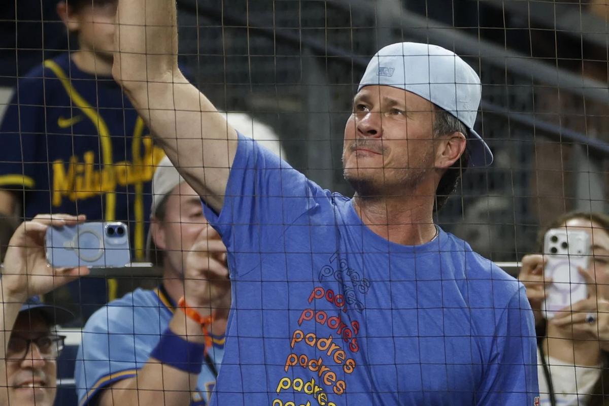 Tom DeLonge Gets Teary-Eyed as Padres Crowd Sings Blink-182 Tom DeLonge Gets Teary-Eyed as Padres Crowd Sings Blink-182