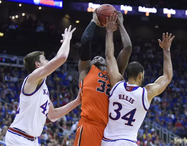 Oregon St. Players Ejected For Tripping Referee &#8211; VIDEO