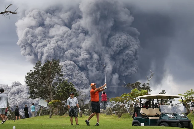 Volcano Eruption Can&#8217;t Keep Golfers From Teeing Off In Hawaii [Pictures]