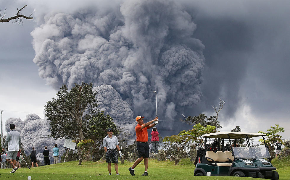 Volcano Eruption Can’t Keep Golfers From Teeing Off In Hawaii [Pictures]