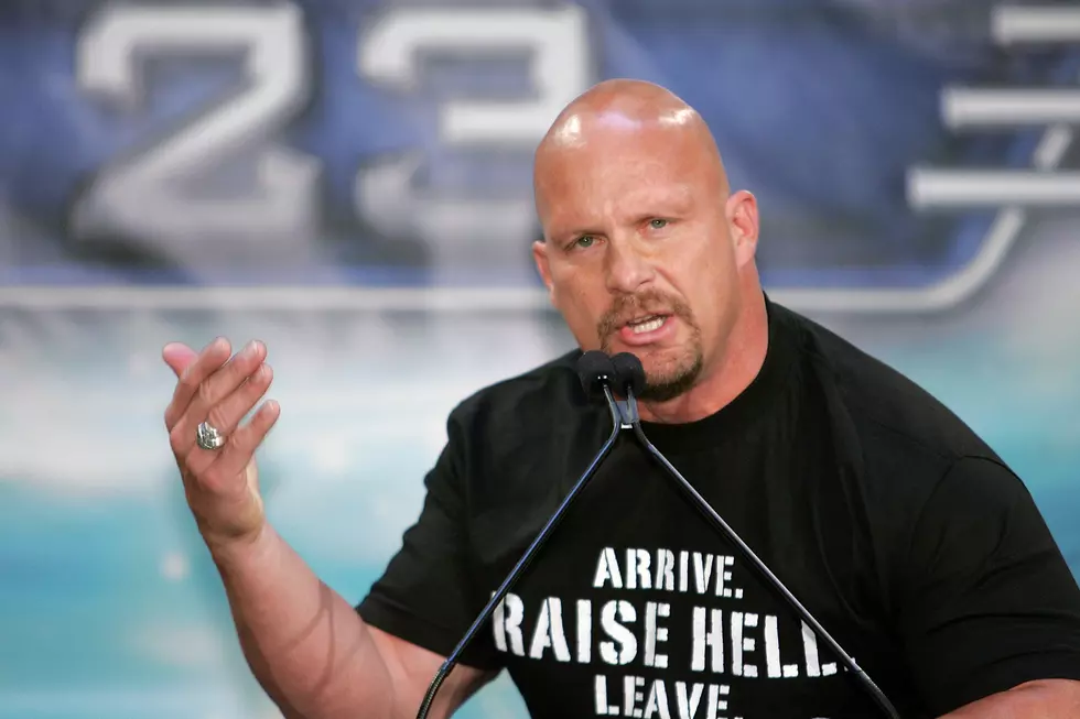 Stone Cold Steve Austin Grades Athletes’ Beer Drinking Skills [Video]