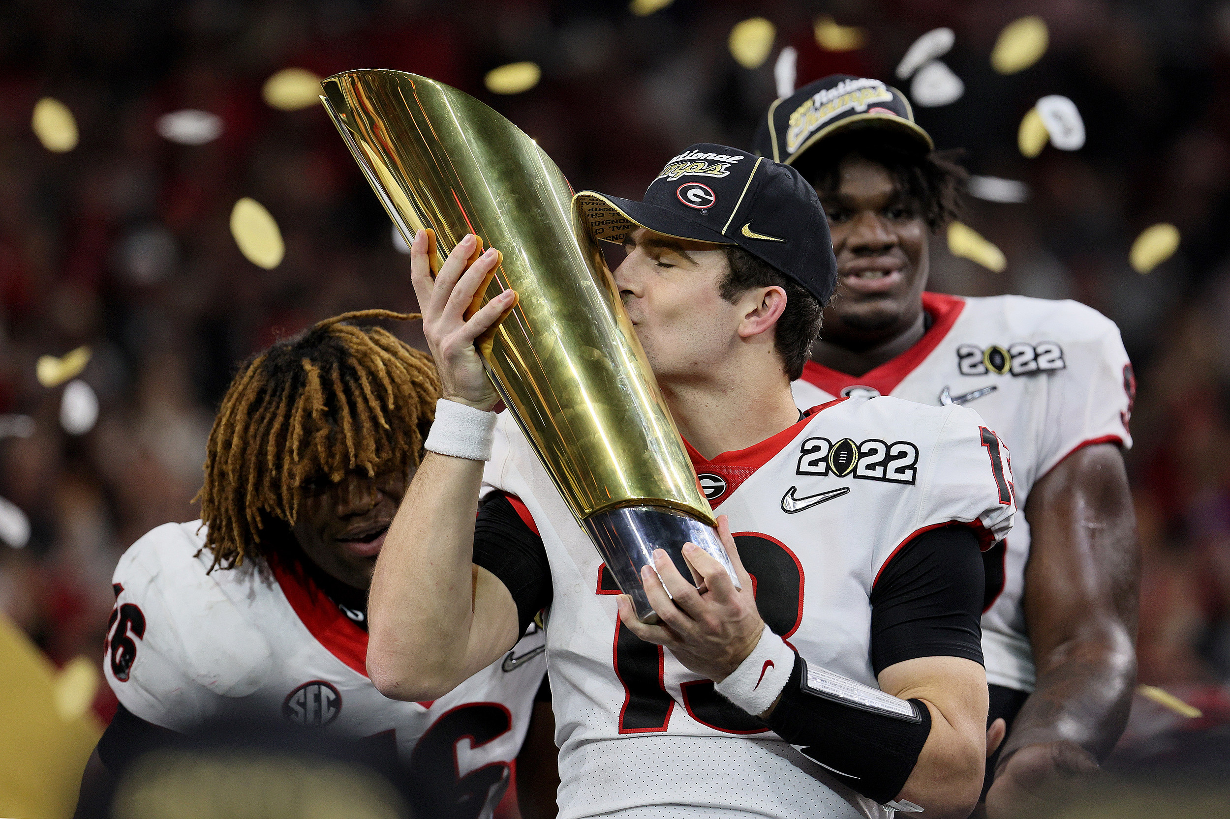 Georgia Bulldogs win first college football national title since 1980, beat  defending champs Alabama 33-18 - CBS News