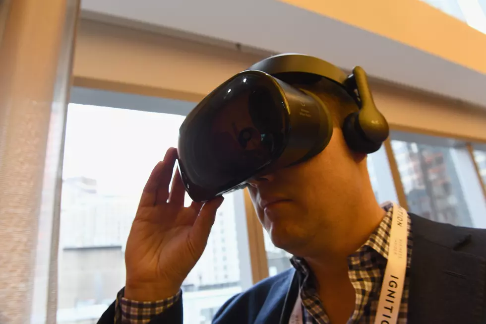 Dad Plays VR Football For First Time, Forgets He’s at Home and Slams Into Wall