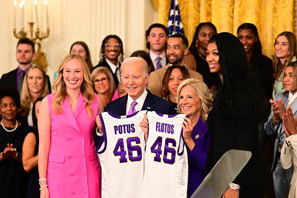 LSU's Sa'Myah Smith Faints During LSU's White House Visit 