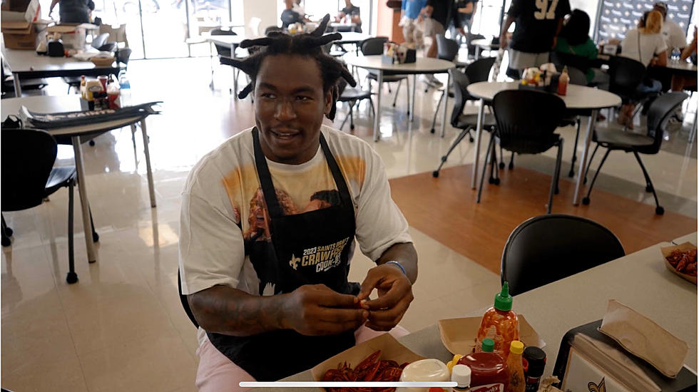 Saints Running Back Jamaal Williams Did the Unthinkable While Eating Crawfish (Video)