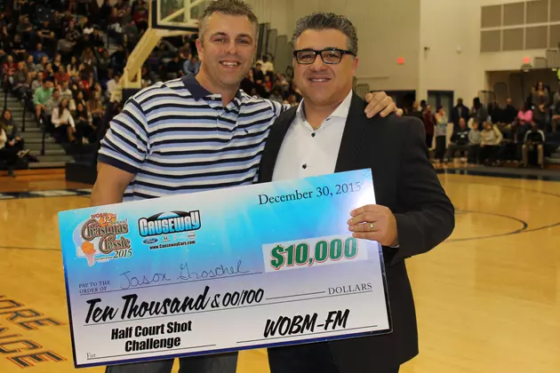 Watch the 2015 Christmas Classic $10,000 Half Court Shot