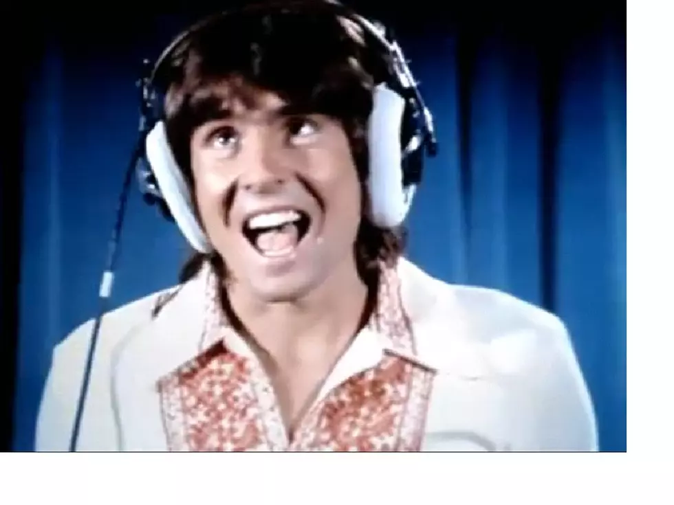 &#8216;The Monkees&#8217; Davy Jones Performs on the Brady Bunch [VIDEO]