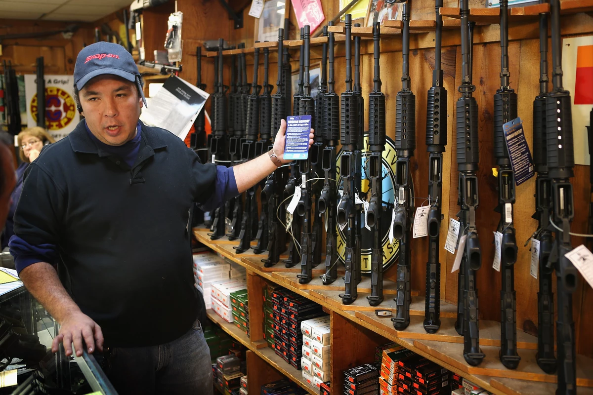 Почему продают оружие. Оружейный магазин в США. Магазин оружия в Америке. Магазин оружия Таджикистан. Американские оружейные магазины.
