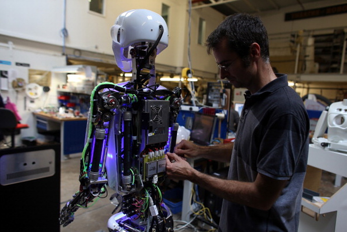 Какой из автономных роботов созданный французским изобретателем. Разработка роботов. Сборка робота. Современные роботы. Инженер робототехник.