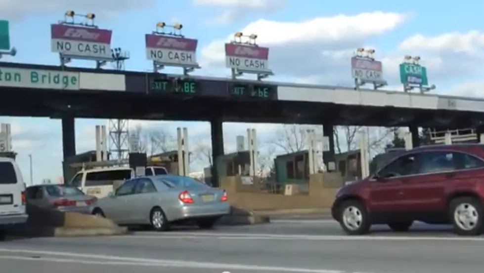 Retractable bumper helps trucker evade tolls