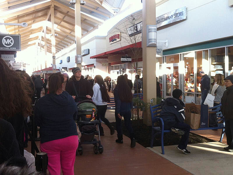 What NJ malls are open on Thanksgiving?