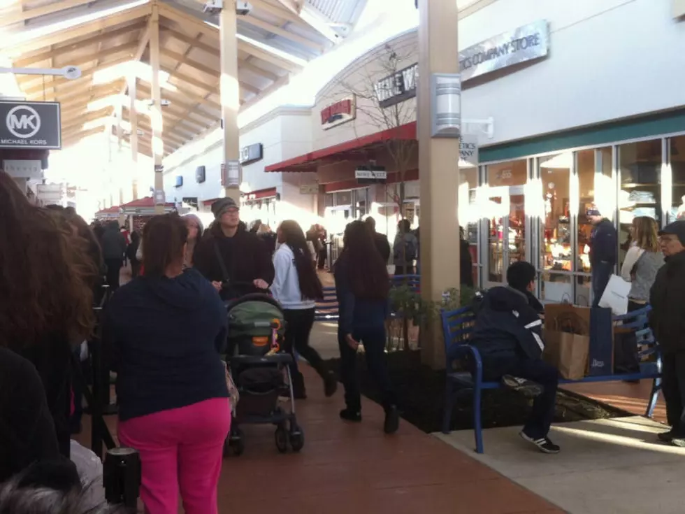 Which New Jersey shopping malls will be open on Thanksgiving?