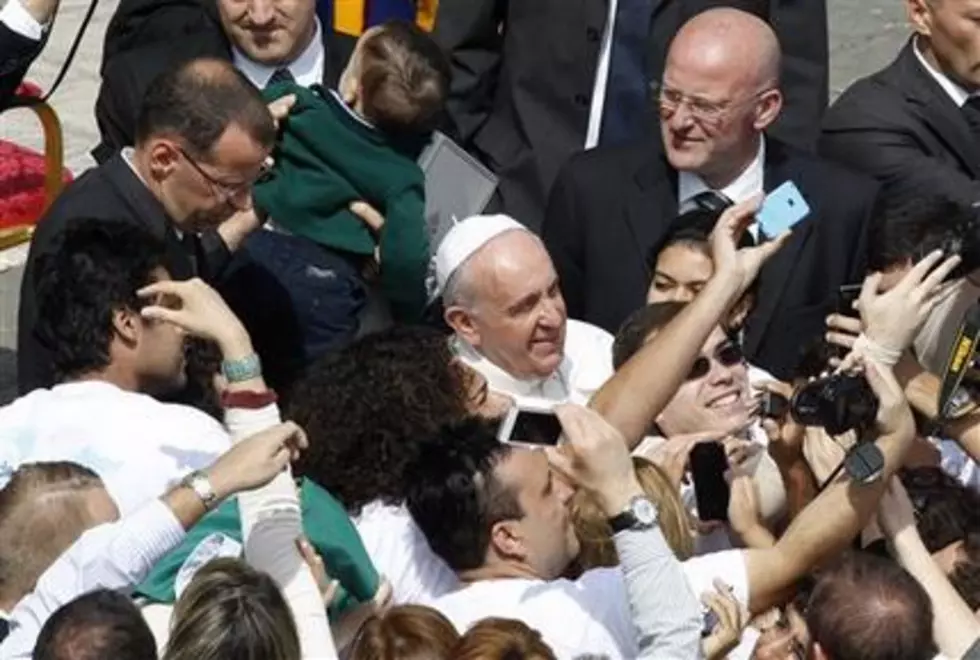 Pope Poses for &#8216;Selfies&#8217; on Palm Sunday