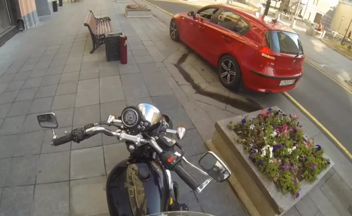 Мотоцикл догнал автомобиль. Скутер на против мусорки.